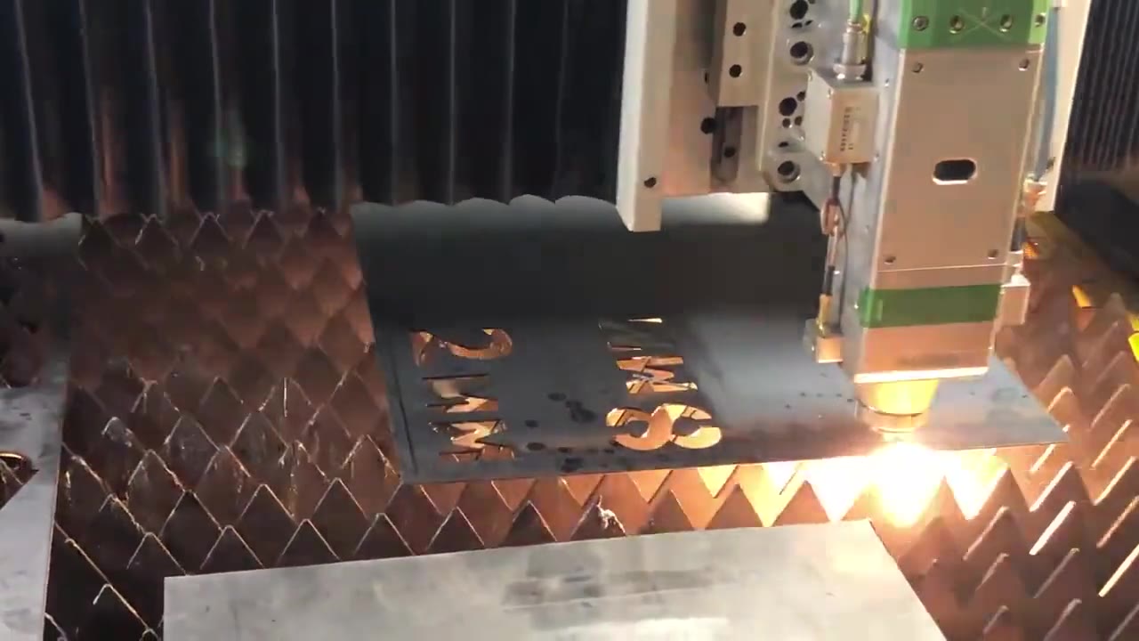FLC-P 2040 Enclosed Sheet & Pipe Fiber Laser in operation